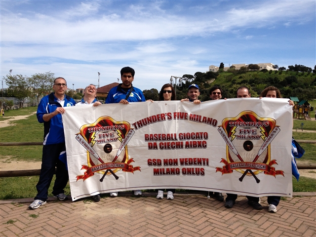Tuoni al parco Monteclaro con lo striscione